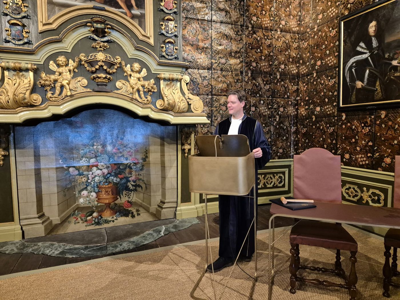 Carsten als trouwambtenaar in een historische trouwzaal