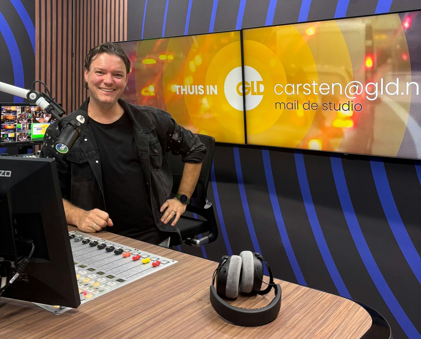 Carsten in de studio van Omroep Gelderland
