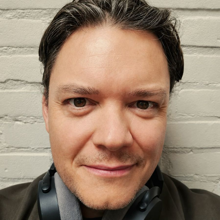 Portret van Carsten van Dijk met koptelefoon om zijn nek
