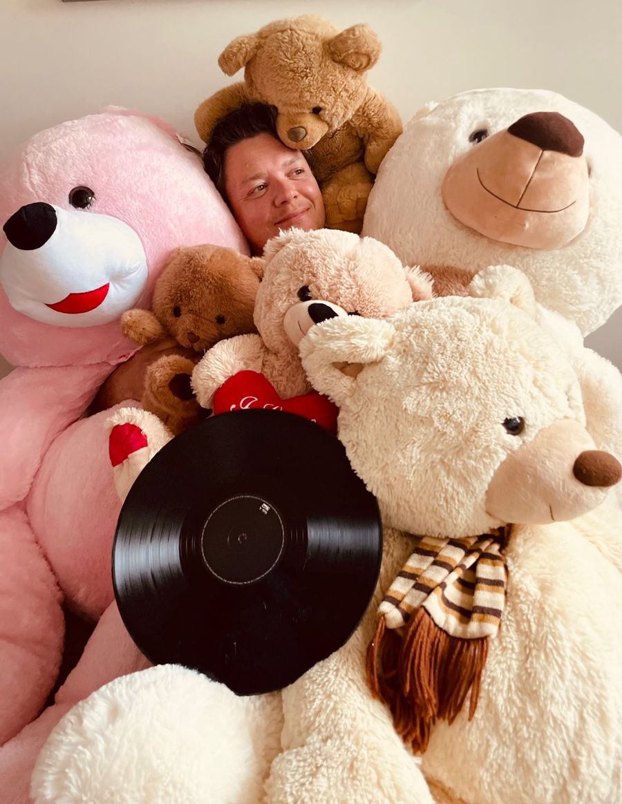 Carsten tussen knuffelberen met een vinylplaat op de Zwarte Cross 2024